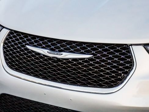 Certified 2024 Chrysler Pacifica Touring-L image 6