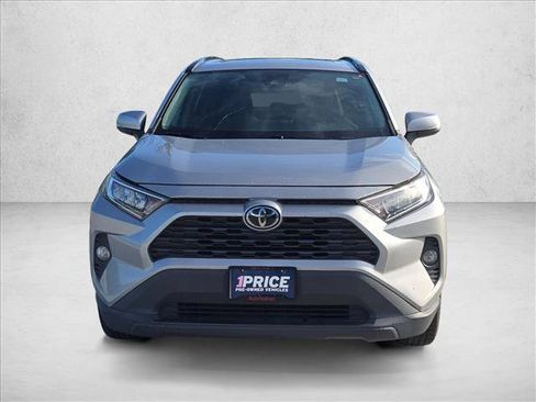 Used 2021 Toyota RAV4 XLE w/ Convenience Package FWD image 2