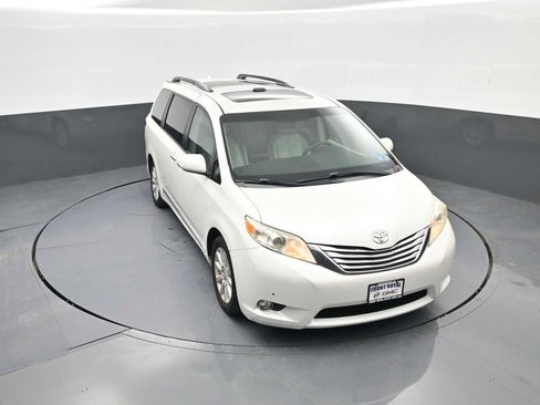 Used 2011 Toyota Sienna Limited image 27
