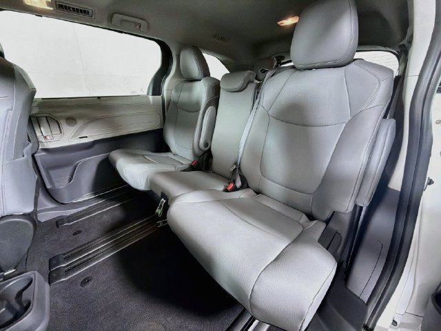 Used 2022 Toyota Sienna XLE w/ XLE Plus Package FWD image 32
