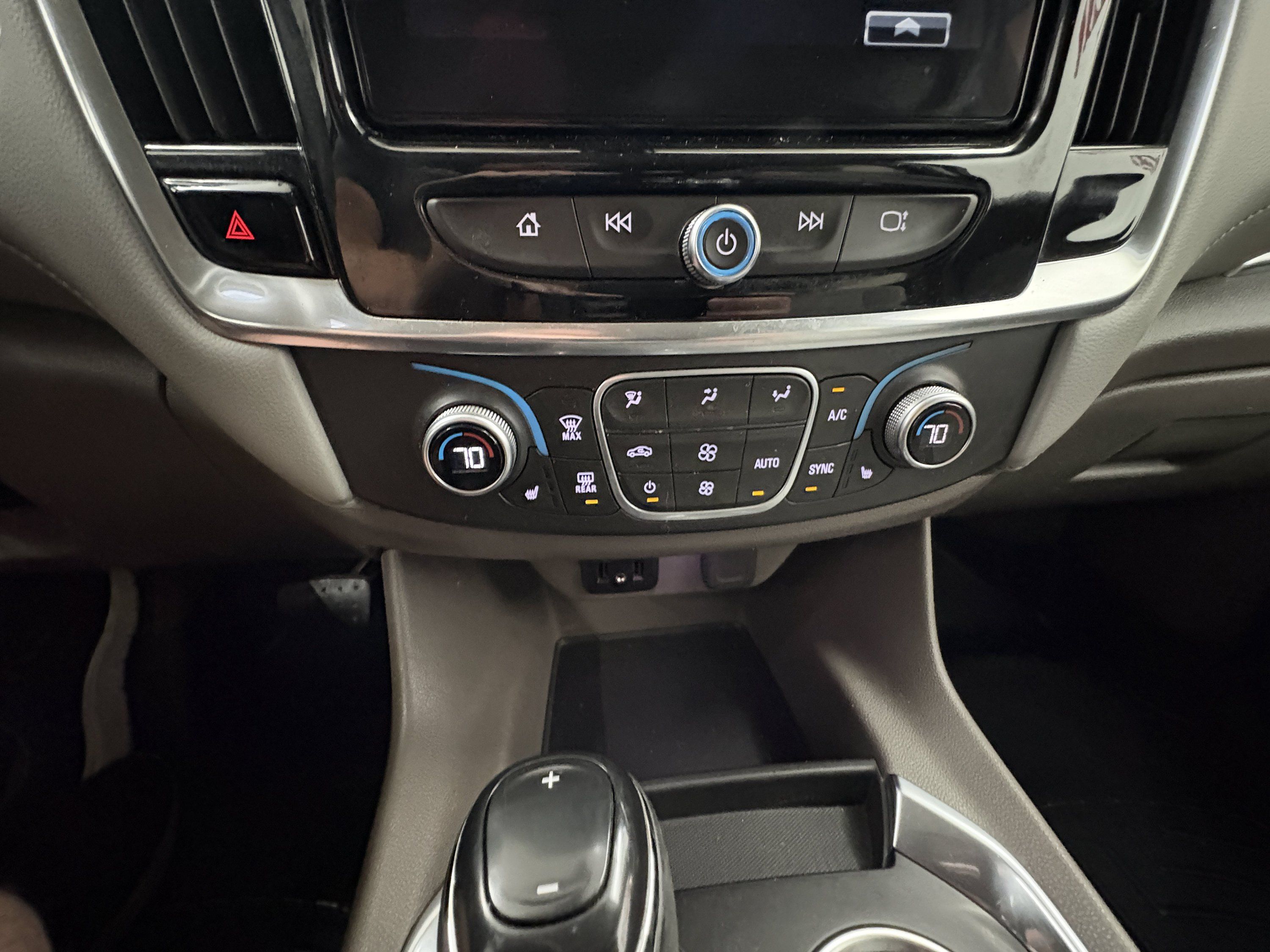 Used 2018 Chevrolet Traverse LT FWD image 18
