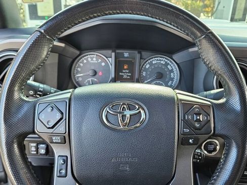 Used 2017 Toyota Tacoma TRD Sport image 25