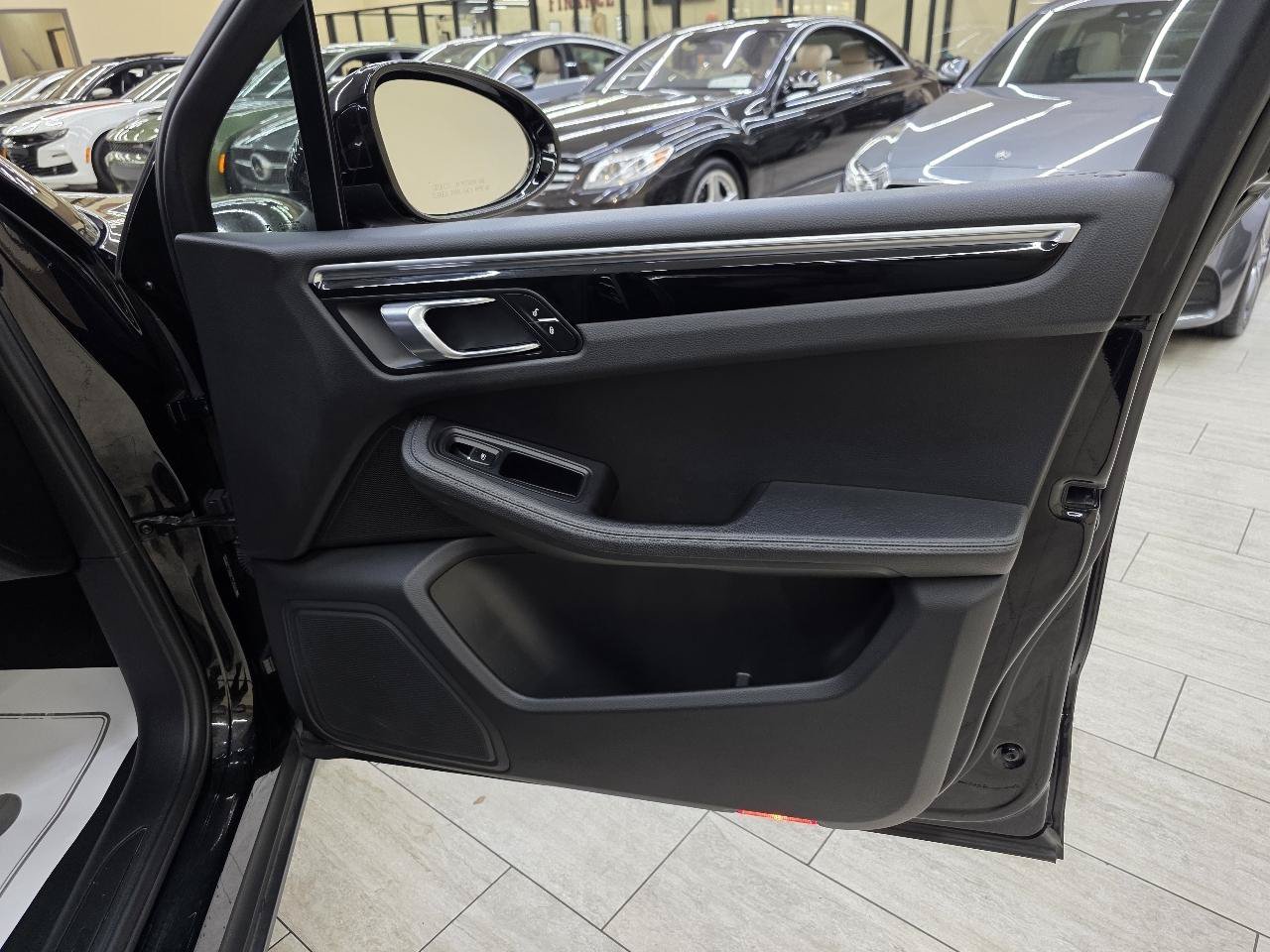 Used 2018 Porsche Macan AWD/4WD image 37