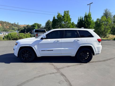Used 2018 Jeep Grand Cherokee Altitude AWD/4WD image 1