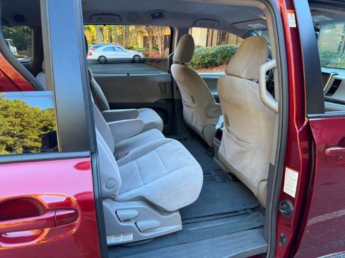 Used 2016 Toyota Sienna LE image 17