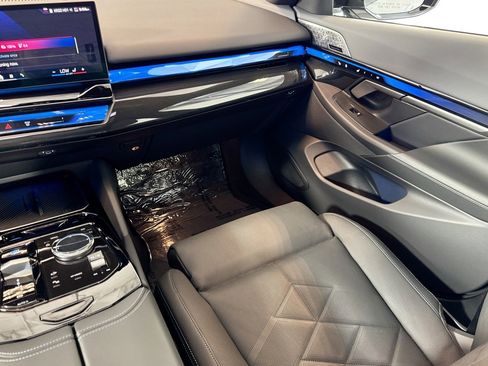 Used 2025 BMW i5 M60 w/ Premium Package image 22