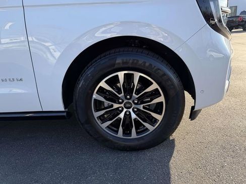 Used 2025 Ford Expedition Platinum image 6