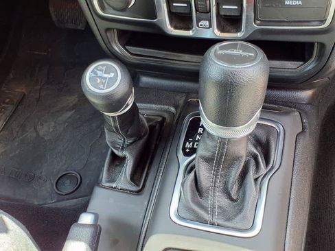 Used 2024 Jeep Gladiator Sport AWD/4WD image 10