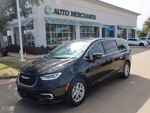 Used 2026 Chrysler Pacifica Select image 1