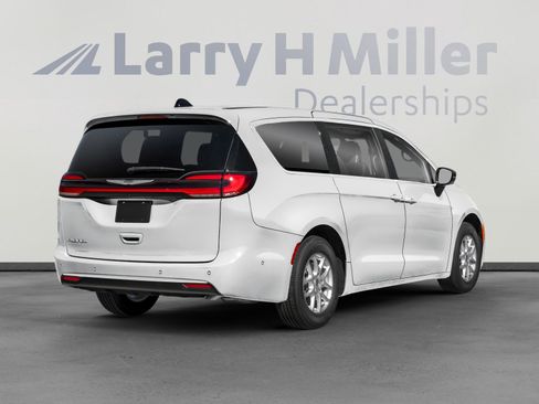 New 2026 Chrysler Pacifica Limited w/ S Appearance Package image 3