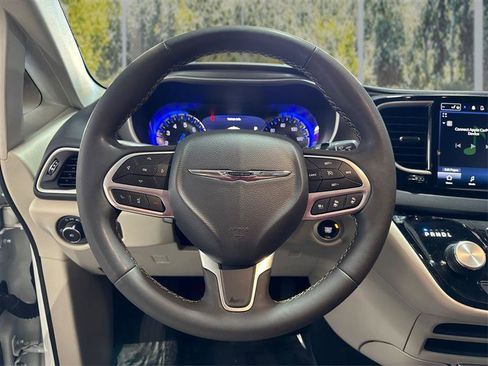 Used 2023 Chrysler Pacifica Touring-L FWD image 16