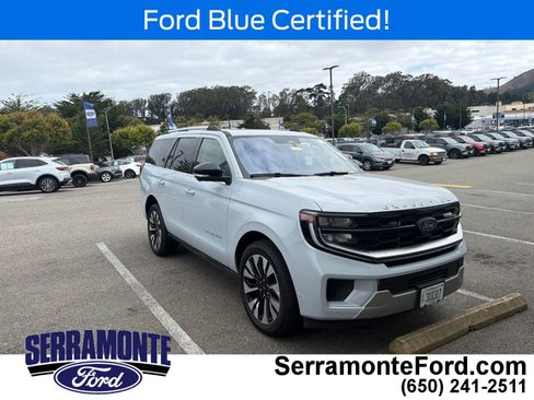 Used 2025 Ford Expedition Platinum w/ Driver's Package AWD/4WD image 3