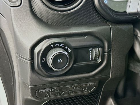 Used 2025 Jeep Wrangler Unlimited Rubicon image 17