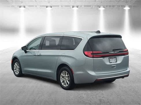 Used 2024 Chrysler Pacifica Touring-L image 6