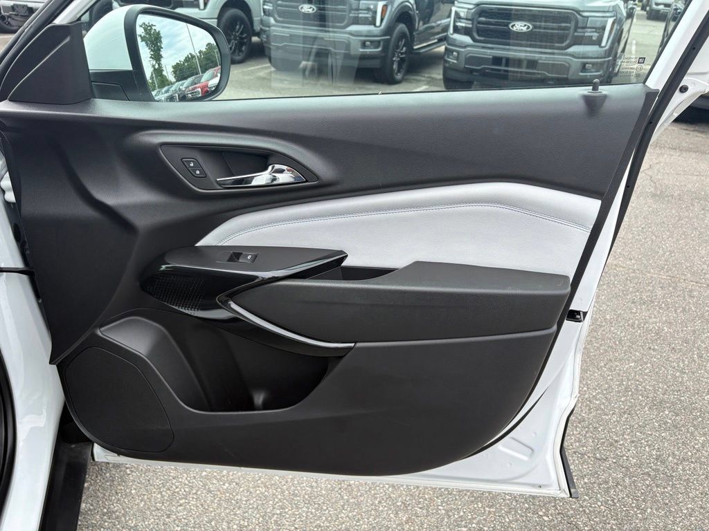Used 2025 Chevrolet Trax LT FWD image 25
