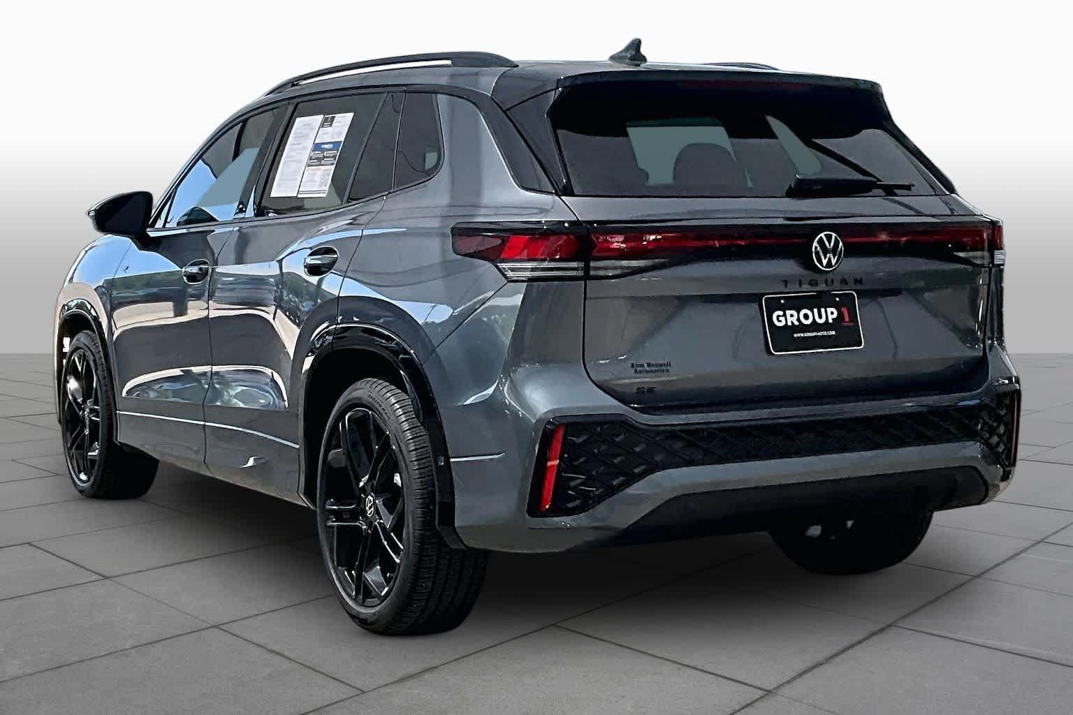 Used 2025 Volkswagen Tiguan SE R-Line FWD image 12