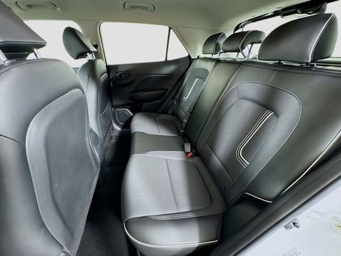 Used 2022 Hyundai Venue Limited image 26