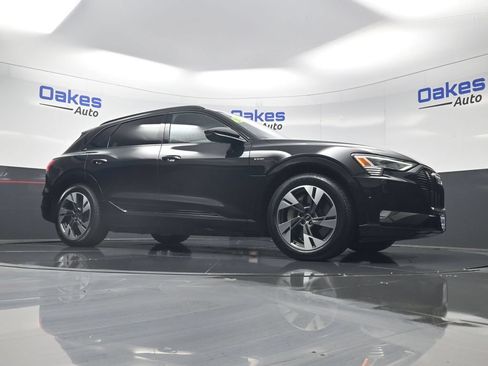 Used 2022 Audi e-tron Premium w/ Convenience Plus Package AWD/4WD image 36