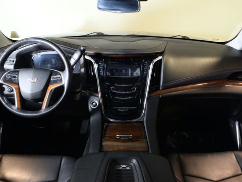 Used 2018 Cadillac Escalade Luxury AWD/4WD image 13