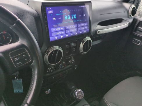 Used 2017 Jeep Wrangler Unlimited Sahara w/ Connectivity Group image 27