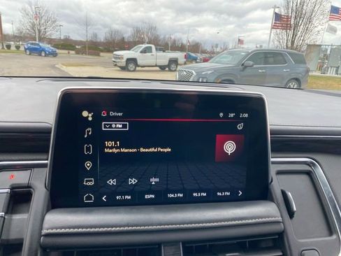 Used 2022 GMC Yukon XL SLT w/ SLT Premium Package image 13