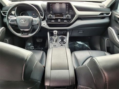 Used 2020 Toyota Highlander XLE image 14