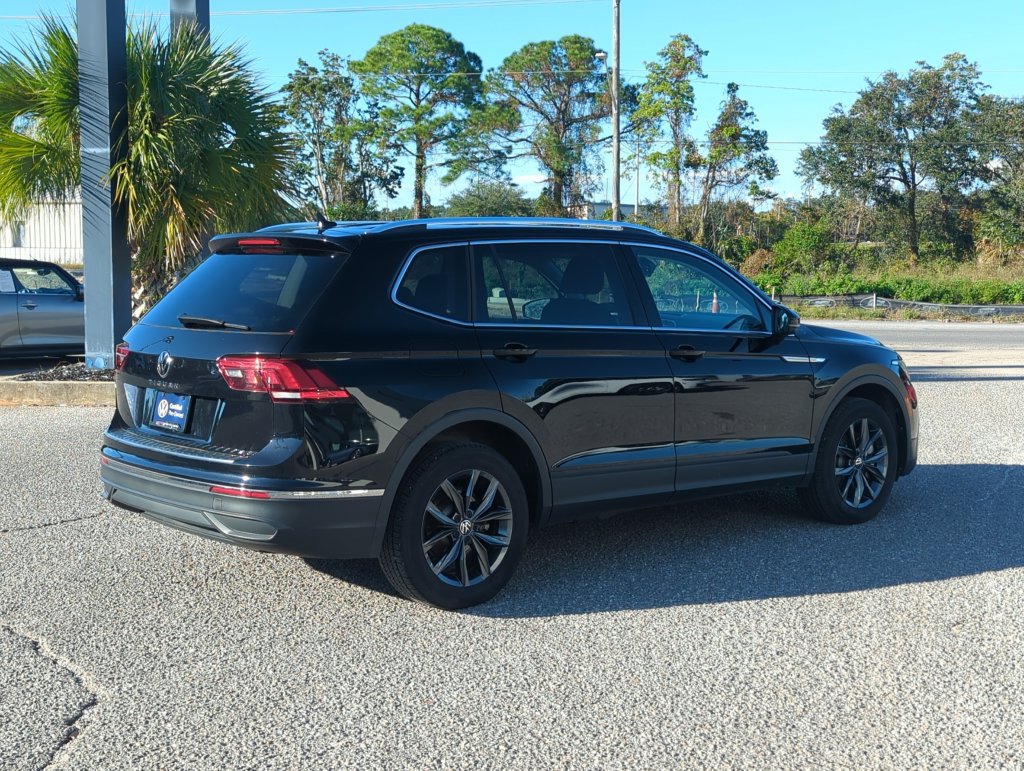 Used 2023 Volkswagen Tiguan SE w/ Panoramic Sunroof Package FWD image 7