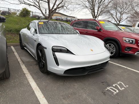 Used 2022 Porsche Taycan image 3