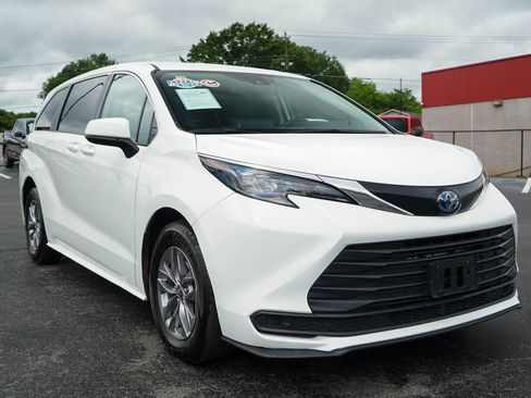 Used 2024 Toyota Sienna LE FWD image 37