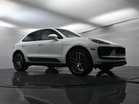 Used 2025 Porsche Macan image 58