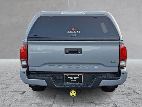 Used 2018 Toyota Tacoma TRD Sport AWD/4WD image 5