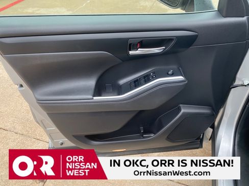 Used 2023 Toyota Highlander XLE image 13