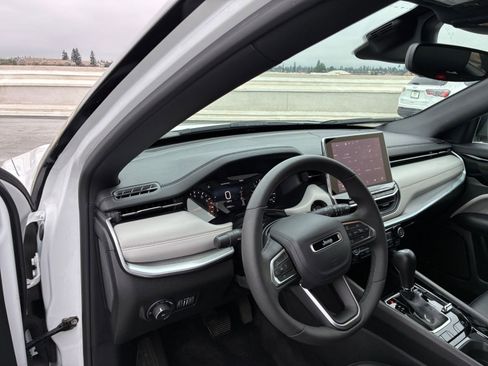 Used 2025 Jeep Compass Limited image 35