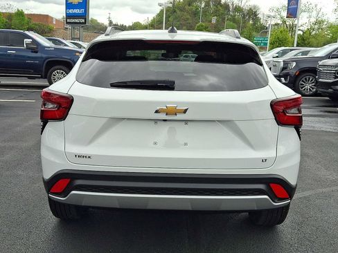 Used 2025 Chevrolet Trax LT w/ LT Convenience Package FWD image 5