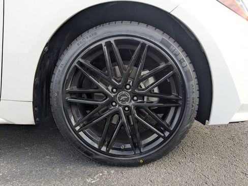 Used 2021 Toyota Corolla LE image 11