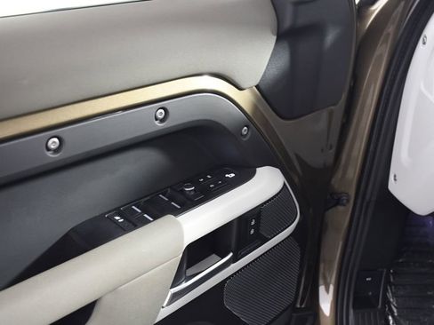 Used 2020 Land Rover Defender 110 First Edition image 15