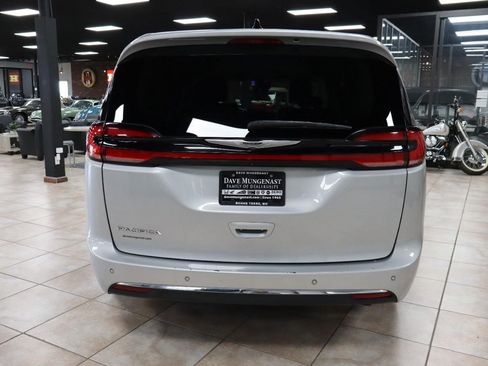 Used 2024 Chrysler Pacifica Touring-L FWD image 4
