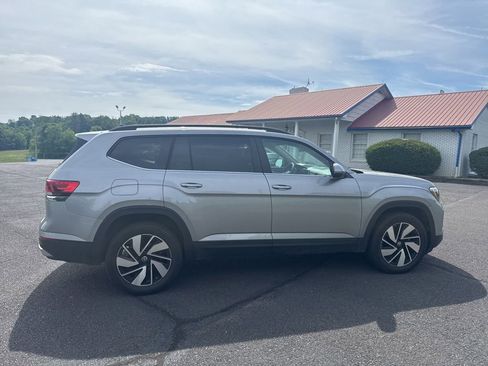 Used 2025 Volkswagen Atlas SE AWD/4WD image 11