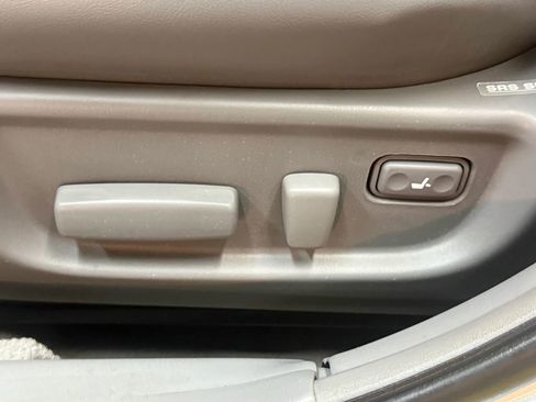 Used 2004 Toyota Avalon XLS image 25