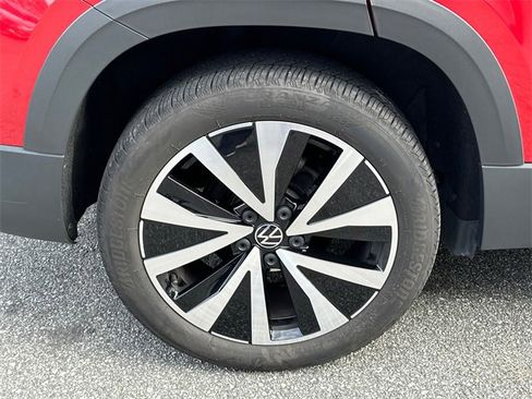 Certified 2022 Volkswagen Taos SE image 17