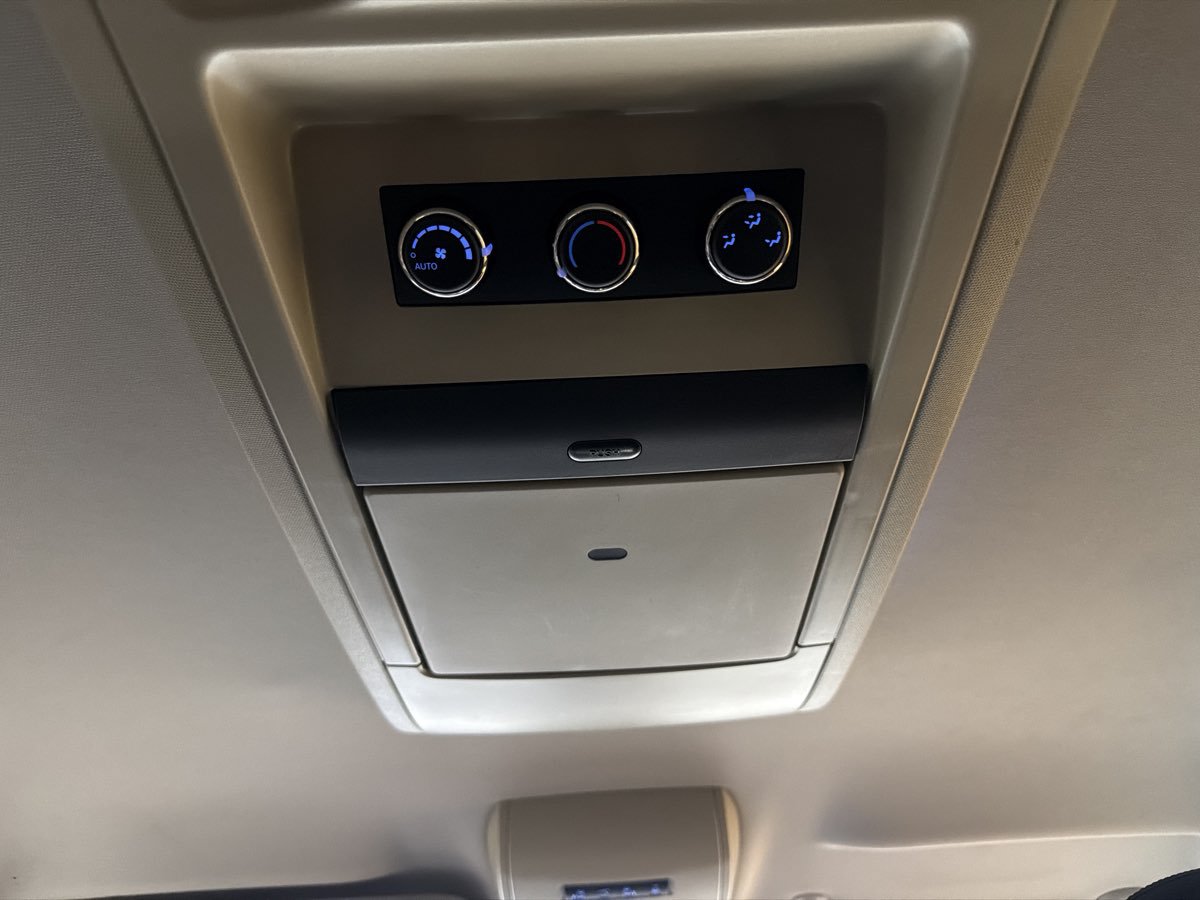 Used 2014 Chrysler Town & Country Touring FWD image 25