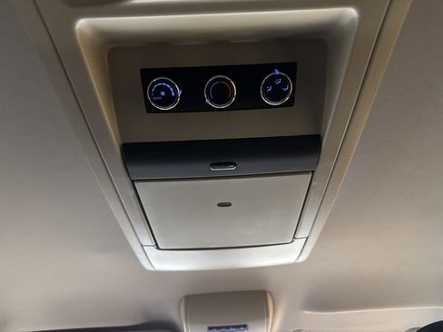 Used 2014 Chrysler Town & Country Touring FWD image 25