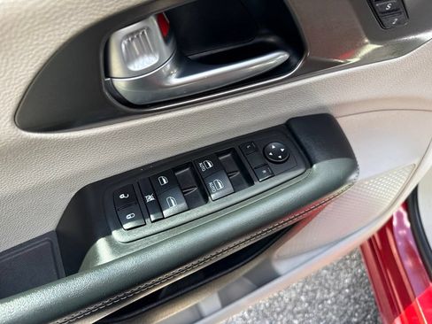 Used 2024 Chrysler Pacifica Touring-L FWD image 12