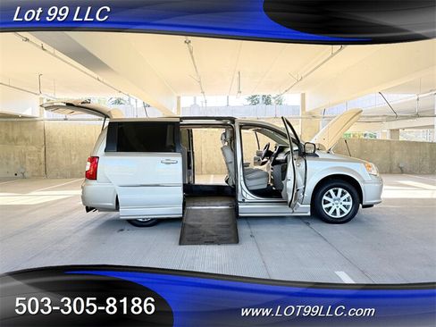 Used 2013 Chrysler Town & Country Touring FWD image 23