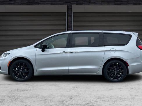 New 2026 Chrysler Pacifica Limited w/ Uconnect Theater Family Group FWD image 7