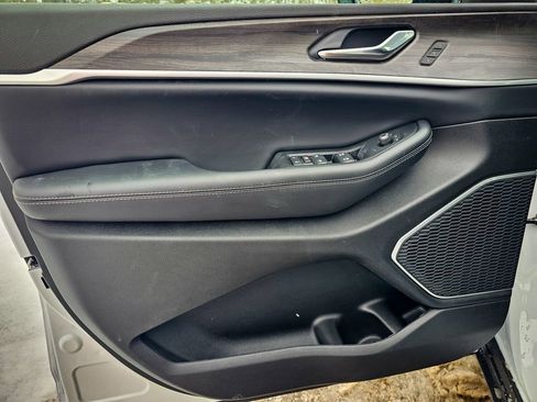 New 2026 Jeep Grand Cherokee Limited image 9