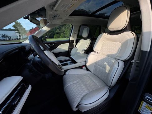 Used 2023 Lincoln Aviator Black Label w/ Jet Package image 11