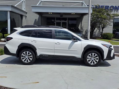 Used 2025 Subaru Outback Premium image 34