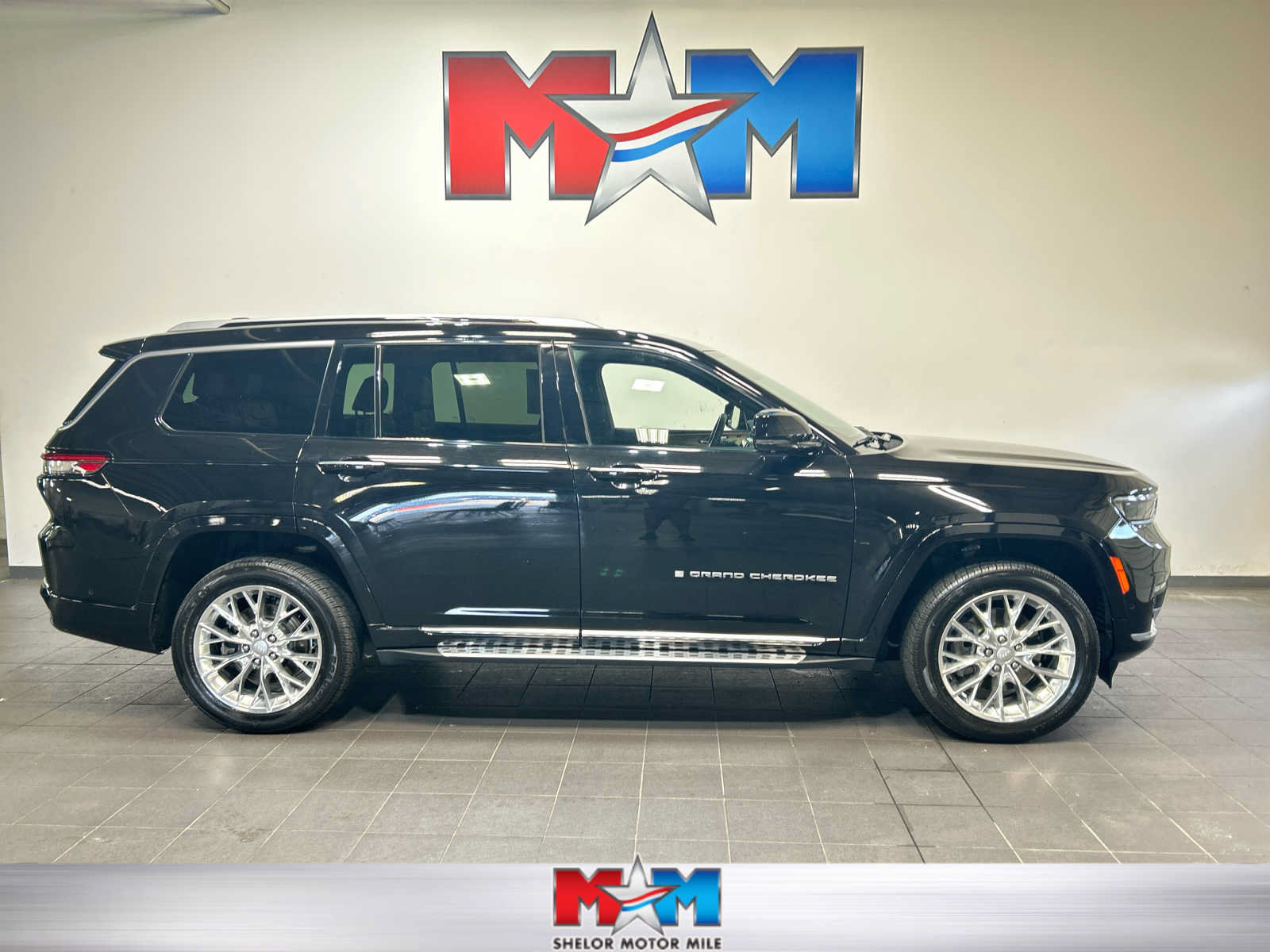 Used 2021 Jeep Grand Cherokee L Summit w/ Luxury Tech Group V AWD/4WD image 1