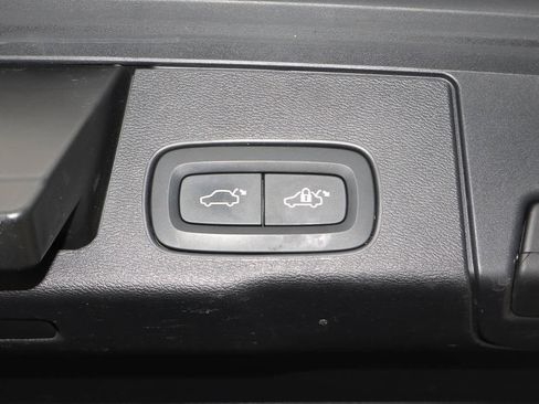 Used 2019 Volvo XC60 T5 Momentum w/ Multimedia Package image 20